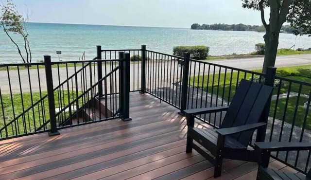 Luxurious modern 4 season cottage on Lake Erie with hot tub