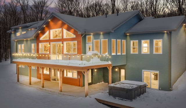 Luxurious Muskoka Retreat w/hot tub, sauna on a private 24 acre lot.