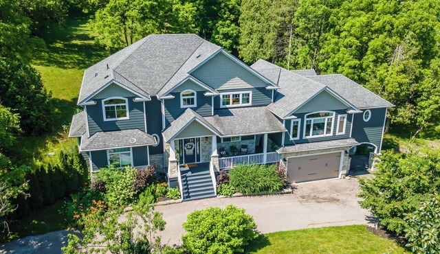 Luxurious Studio on one acre in town