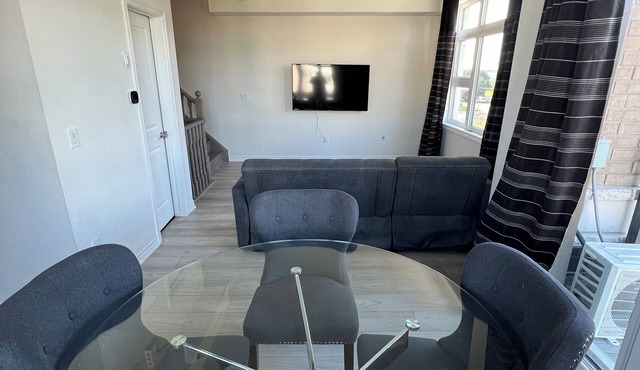 Luxurious townhouse condo yyz