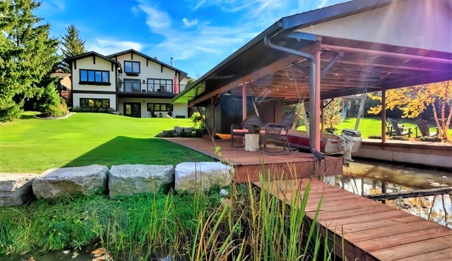 Luxurious Waterfront Villa & Cottage House, Niagara Falls, Ontario