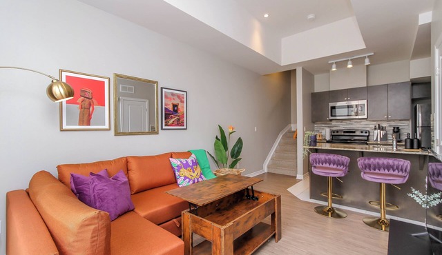 Luxury 1 Bedroom, Free Parking, Close to the Airport