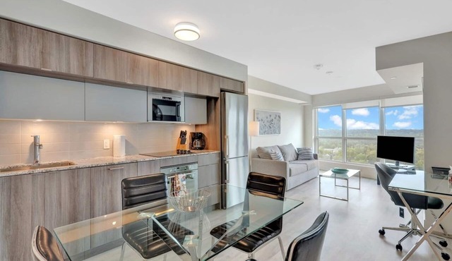 Luxury 1BR w/Rosedale Valley Views - Subway - Pool + Gym