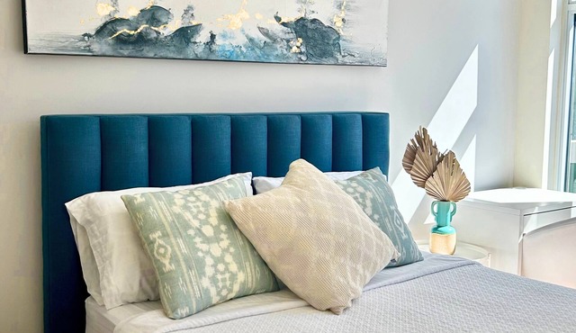 Luxury 2-bed in Bloor West Village - Parking, Pool & steps to subway