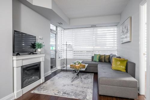Luxury 2BR 2BA Sheppard Metro Free parking in Downtown Toronto