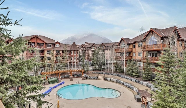 Luxury 2BR KING/2BTH condo - Outdoor heated pool and hot tub - mountain views