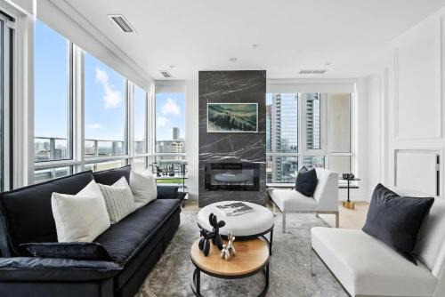 Luxury 2BR Suite in Heart of Toronto Entertainment