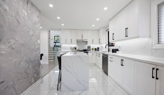 Luxury 3 BDRM Home In Toronto Ontario