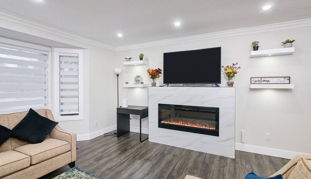 Luxury 3 Bed 2 Bath Main House