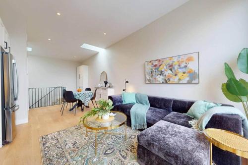Luxury 3 Bedroom Townhome 10 Minutes to Downtown FREE Parking