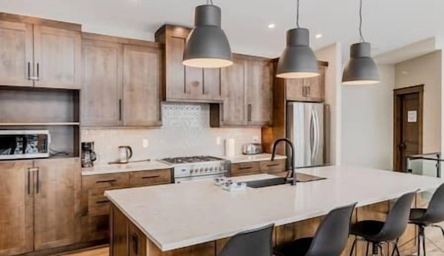 Luxury 4 BDR Home/Hot tub/Amazing Fireplace!