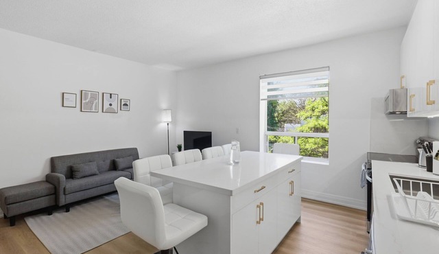 Luxury 4BR 2Bath Apartment in Downtown Toronto