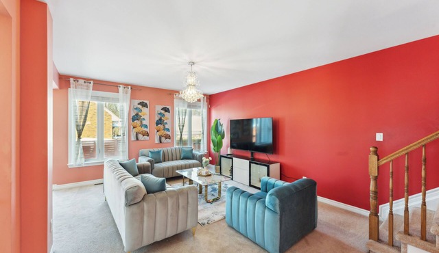 Luxury 4BR Home, Sleeps 10, Private & Near Shops in Ottawa