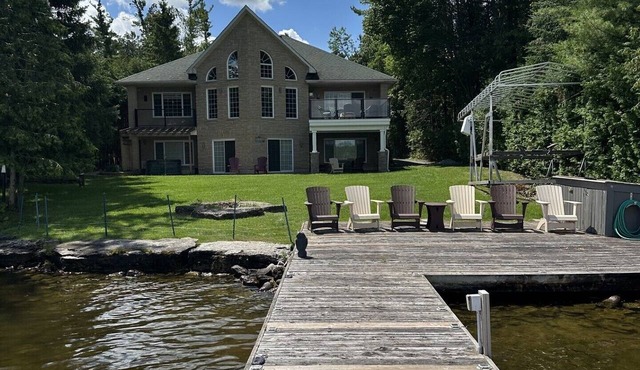 Luxury 5 Bedrooms Spacious Kawartha lakefront with fire pit, dock, deck, porch