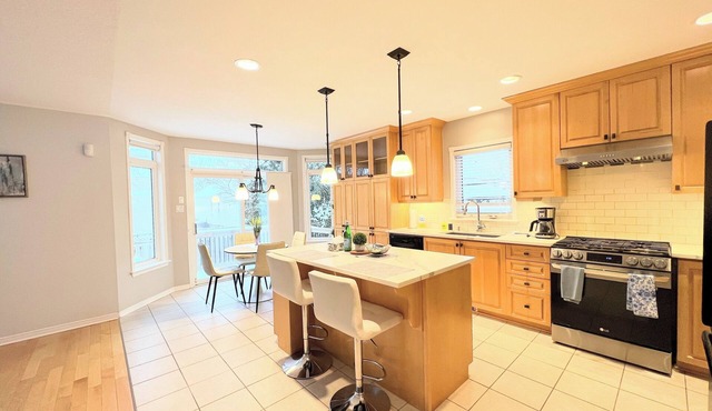 Luxury 5 bedroom Vacation Home with Office & Gym close to Forest, Trails, Shops