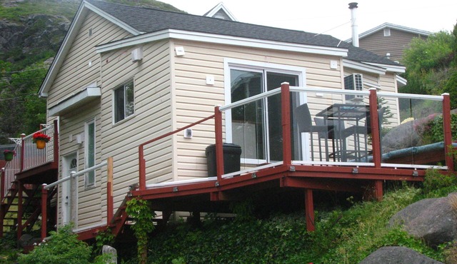 LUXURY APPOINTED RUSTIC COTTAGE VACATION RENTAL in the heart of Petty Harbour