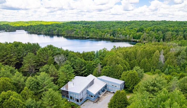 Luxury Blue Chalet with Hottub and Sauna 7000sqf of living space. Eco Friendly
