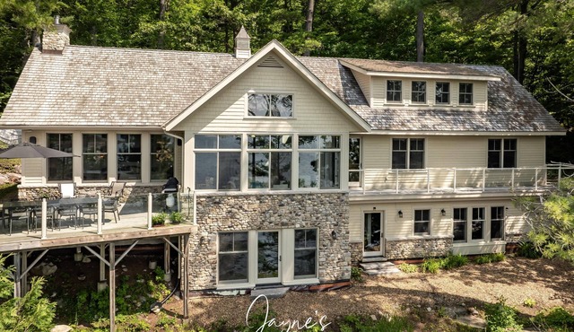 Luxury Build with Boathouse, SW Views on Lake Rosseau. 5 bdrms! Tesla Charger!