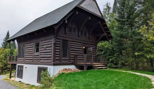 Luxury Chalet Boréal with 4 bedrooms, spa, A/C, pool, tennis,lake