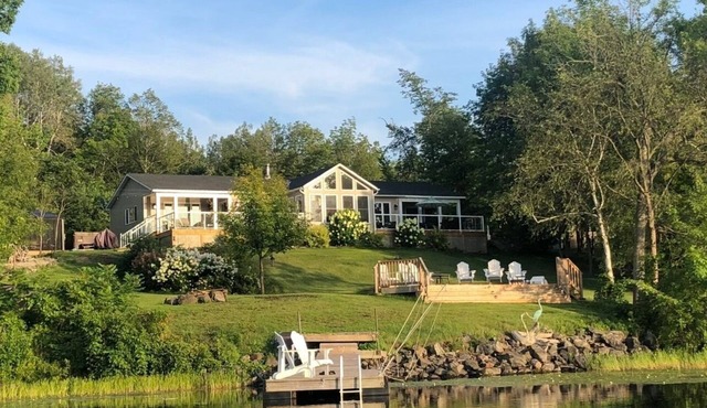 Luxury cottage on beautiful lakefront with hot-tub & private bunkie. New to VRBO
