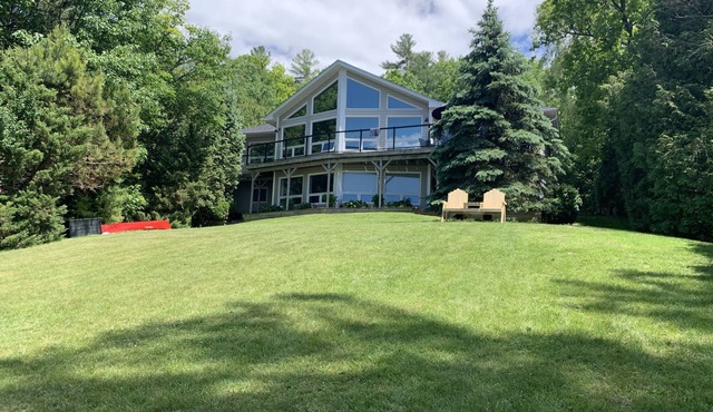 Luxury Cottage on ice-fishing Rice Lake and year round activities