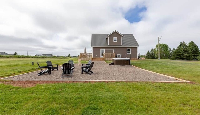Luxury Darnley Retreat w/Hot Tub near Thunder Cove Beach