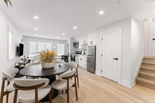 Luxury Deluxe 2 BR - 2 Beds - Stylish - New Build Downtown