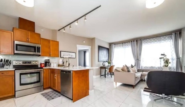 Luxury Downtown Suite - River Valley View - Patio & BBQn