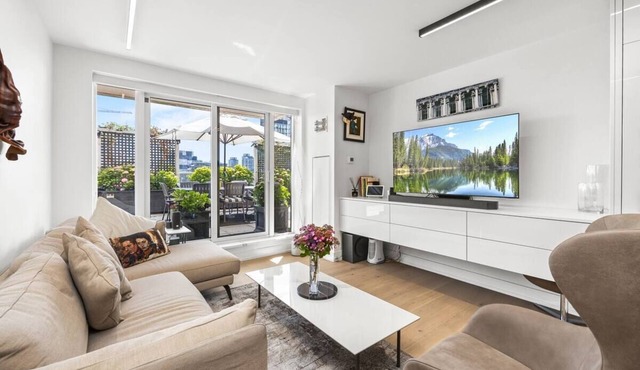 Luxury DT Toronto Condo | Private Terrace | Sleeps 4