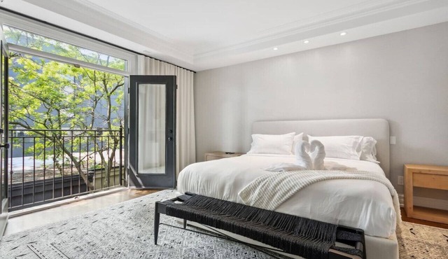 Luxury Home Yorkville 4bed4bath Backyard Parking
