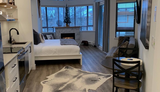Luxury King Suite Village North Mountain Views -The Nest- Pet Friendly!