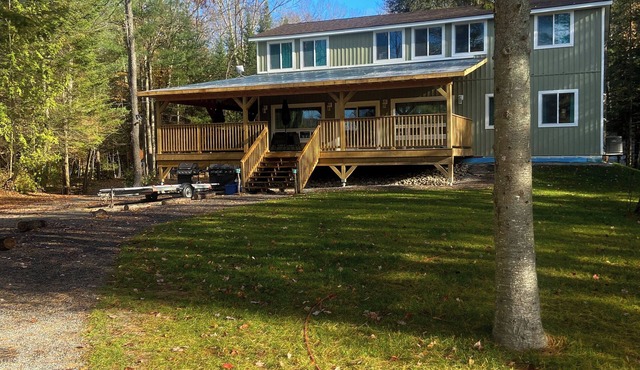 Luxury lakefront cottage w/private dock. Perfect for big families. & games room
