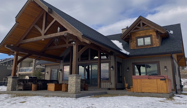 Luxury Lake front house w/hot tub on Lake Koocanusa