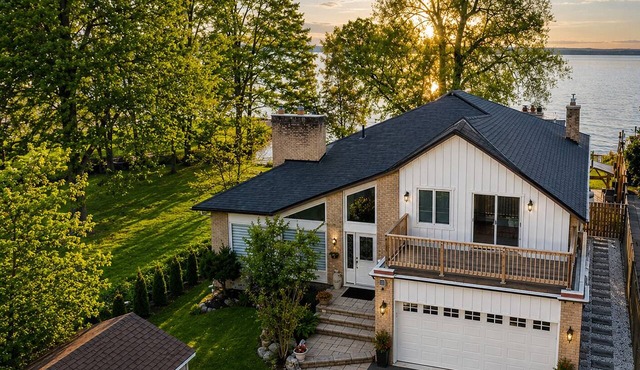 Luxury Lake Simcoe Retreat | Hot Tub, Private Dock & Sandy Shore
