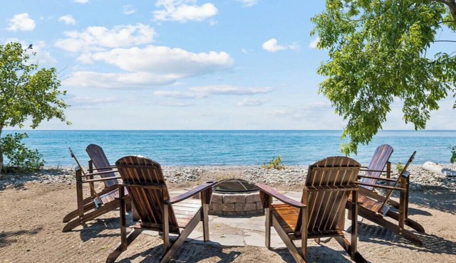 Luxury Lakefront Retreat | Private Beach | Hot Tub | Sauna | Watercrafts