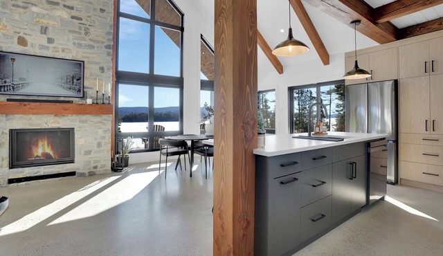 Luxury Lakehouse with Panoramic lake views in Lac du cerf