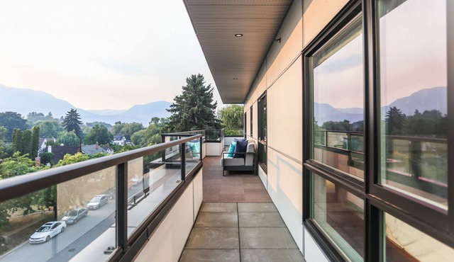 Luxury Lakeshore Condo with Rooftop Patio