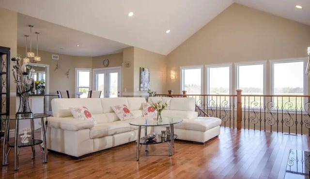Luxury Lakeview Villa: Gateway to Winery Paradise