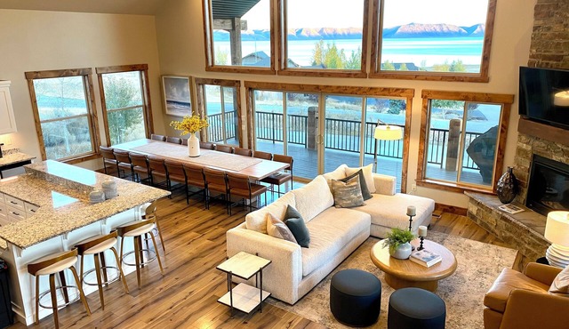 Luxury lakeview cabin w/hot tub, pool, sports courts, pickleball, private beach! in Fish Haven