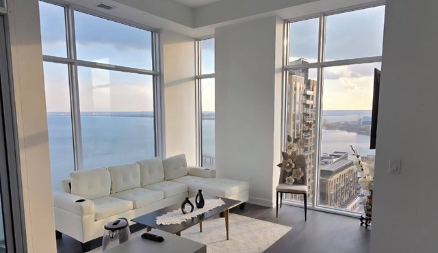 Luxury Lakeview Corner Condo | Free Parking