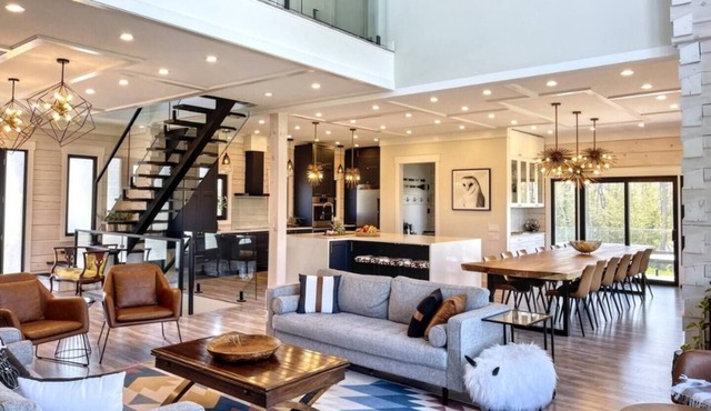 Luxury Lilac Lakehouse: 4 Suites
