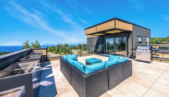 Luxury! New Built! Roof Top Ocean & Mountain Views! AC & BBQ