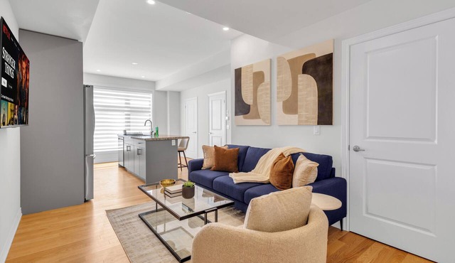 Luxury Oakville Townhome | Free Parking & Wi-Fi