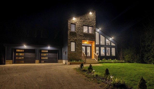 Luxury oasis in the woods, less than five minutes from the beach!