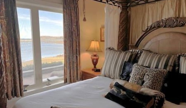 Luxury Oceanfront Retreat in Chester close to Mahone Bay, Lunenburg,