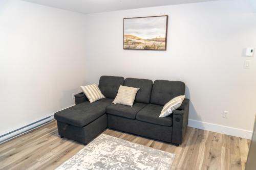 Luxury One Bedroom Private Apartment just 7 minutes from the Airport