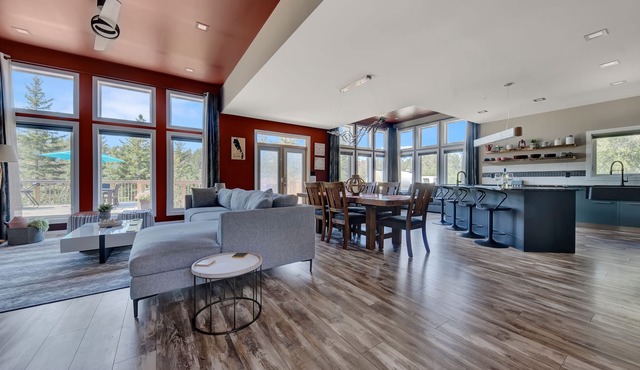 Luxury Private Retreat with Bonus Games Room Close to the Beaches!