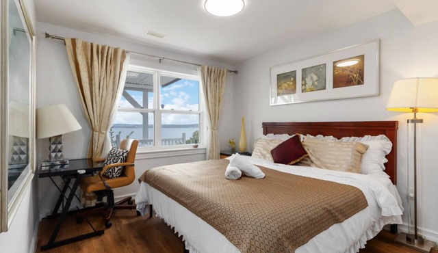 Luxury retreat with Amazing Views, Great Location with free parking!