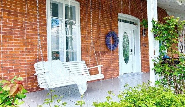 Luxury Riverfront Home, Moon River Retreat with Hot tub in Campbellford