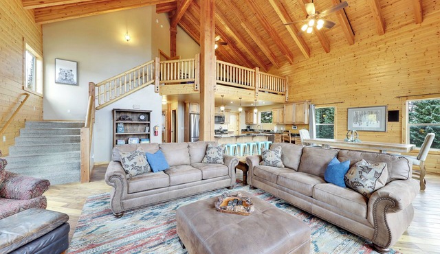 Luxury Ski Cabin - Sleeps 25 - 2 Min to Lifts in Brian Head